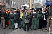 Unerfreulich: Absperrungen führten 2008 zu teils dramatischen Szenen am Rande des Viktualienmarktes. Folge: Spontandemo mit Schild "Das Ende kommt" (Foto: Ingrid Grossmann)